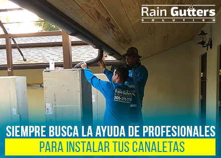 Profesional de Rain Gutters Solutions Instalando una Canaleta Semicircular