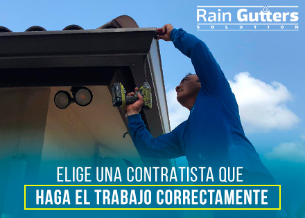 Colocación y Soporte de Canaleta Instalación con Trabajador de Rain Gutters Solution